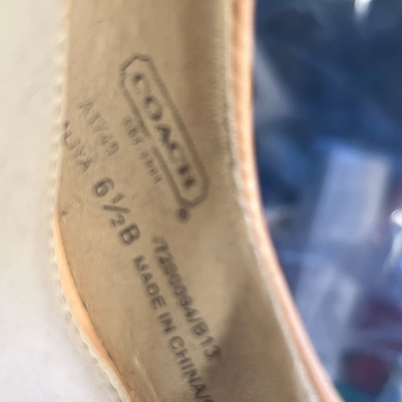 Ladies leather Coach 4 inch beige peep toe pumps w gold logo buckle - Picture 6 of 12